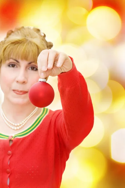 Vrolijk kerstfeest! vrouw met rood bauble — Stockfoto