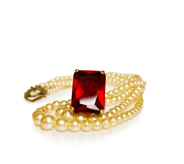 Rubinowy pierścień i sznur pereł — Zdjęcie stockowe