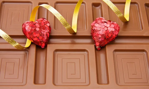 Sevgililer kalpleri ve çikolata — Stok fotoğraf
