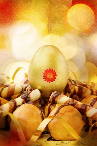 Пасхальное золотое яйцо — стоковое фото
