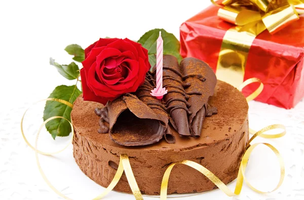 Pastel de cumpleaños con rosa roja y regalo —  Fotos de Stock