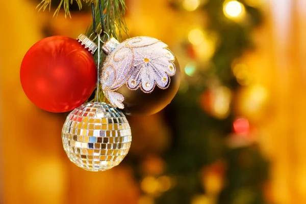 Noche de Navidad con adornos festivos —  Fotos de Stock