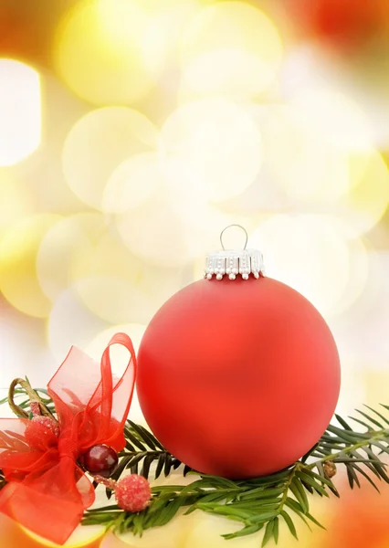 Festlig julkort med röda Julgranskula — Stockfoto