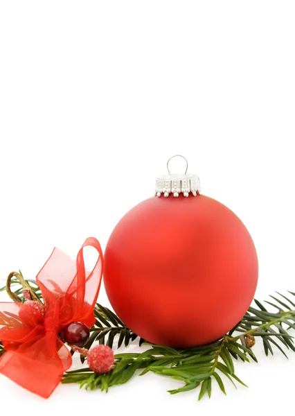 Bola roja de Navidad y hoja perenne — Foto de Stock