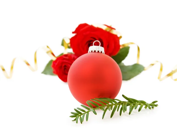 Christmas kırmızı biblo ve gül — Stok fotoğraf