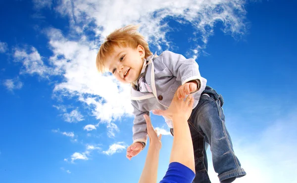 Летящий ребенок в небе — стоковое фото