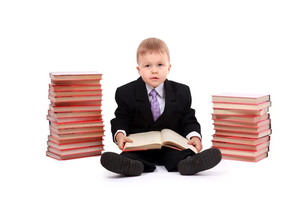 Счастливый мальчик с книгами — стоковое фото