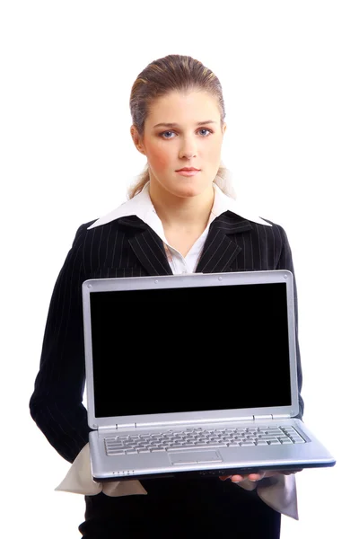 Hübsche Geschäftsfrau schaut auf Laptop — Stockfoto
