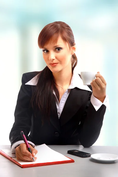 Бізнес-леді працює за столом — стокове фото
