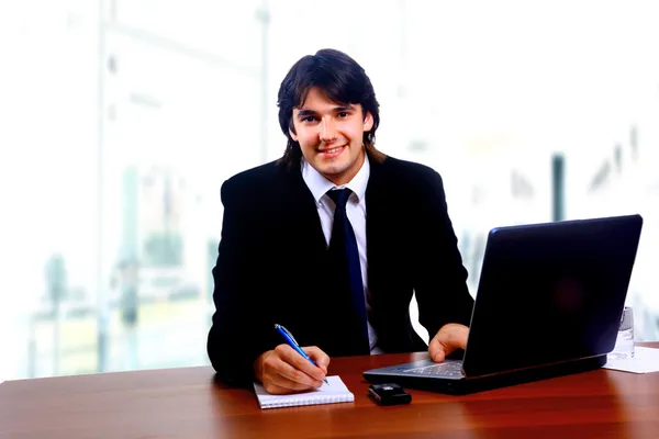 Biznesmen siedząc przy biurku — Zdjęcie stockowe