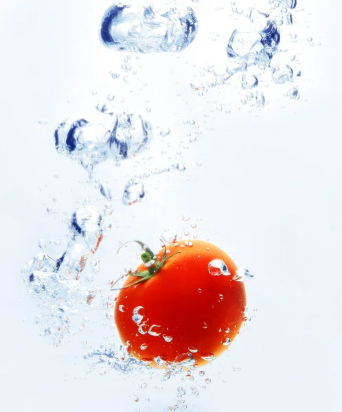 Tomat droppa i vatten — Stockfoto