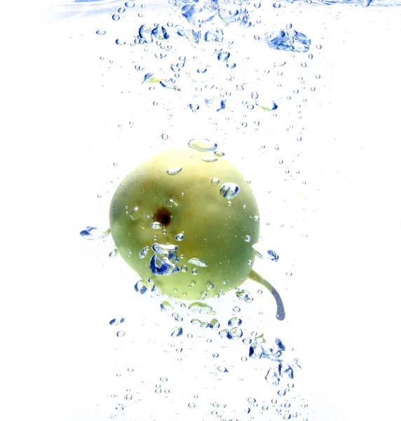 Birne fällt ins Wasser — Stockfoto