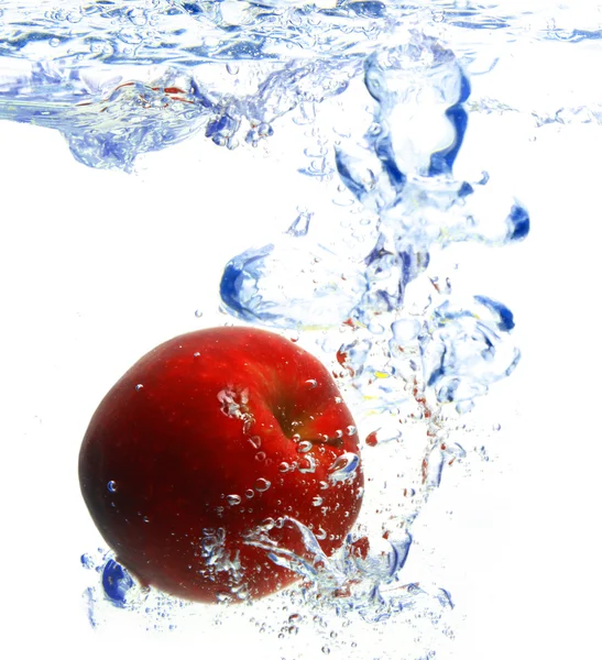 Roter Apfel unter Wasser — Stockfoto