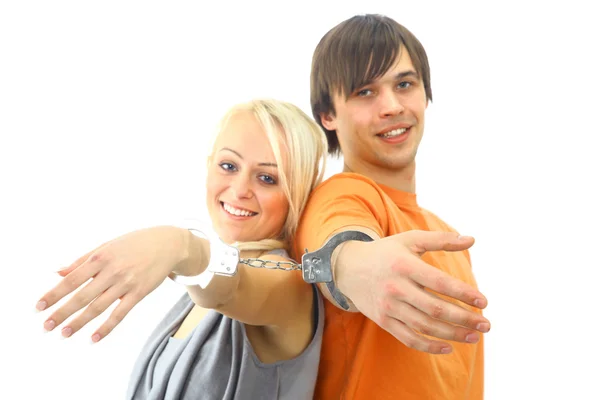Портрет молодой подростковой пары, улыбающейся на белом фоне — стоковое фото