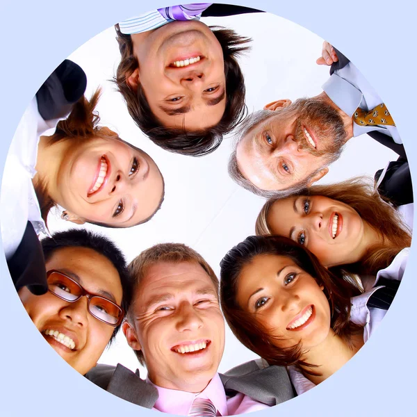 Gruppe von Geschäftsleuten, die dicht gedrängt stehen, lächelnd, Blick aus dem niedrigen Winkel — Stockfoto