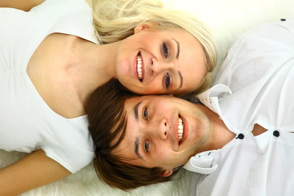 一对快乐的年轻夫妇的画像 — 图库照片