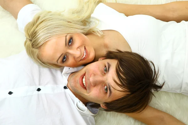 Close up retrato de um feliz jovem coupl — Fotografia de Stock