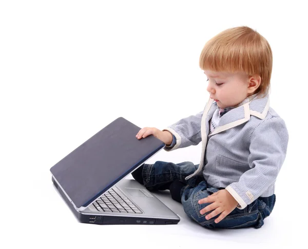 Маленька дитина і ноутбук ізольовані на білому тлі — стокове фото