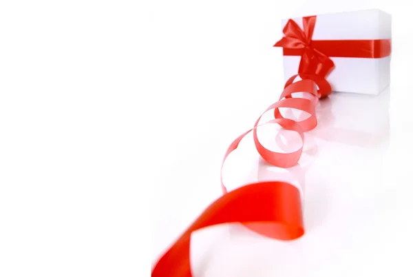 Kırmızı kurdele ile sarılmış hediye — Stok fotoğraf