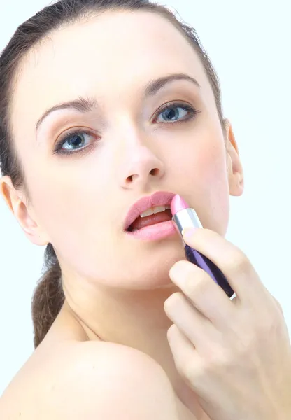 Mooie vrouw toe te passen met behulp van lippenstift — Stockfoto
