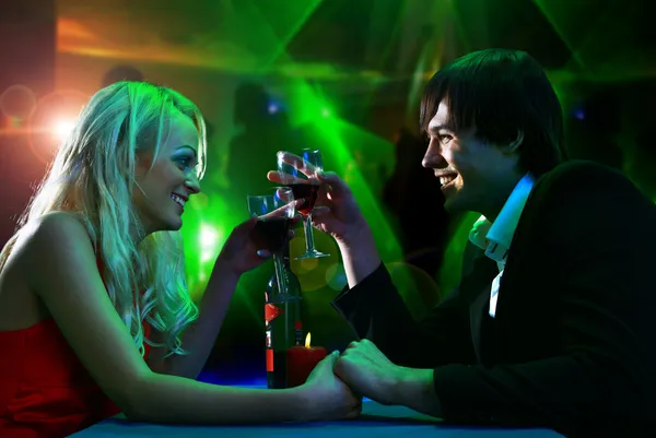 Jovem casal na discoteca — Fotografia de Stock