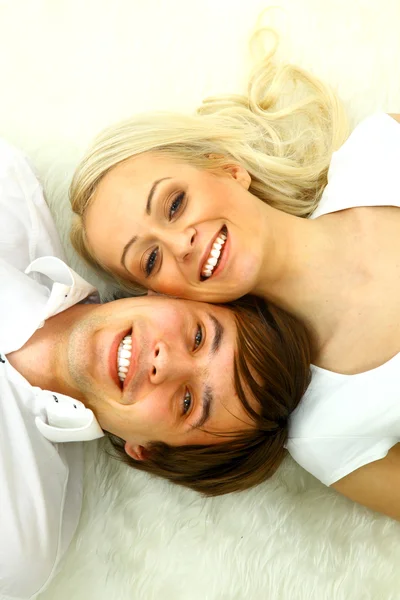 Close up retrato de um jovem casal feliz — Fotografia de Stock