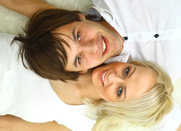 Zblízka portrétní šťastný mladý pár — Stock fotografie