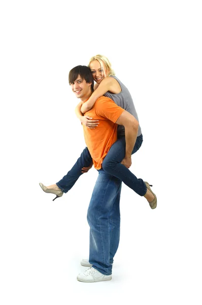 Happy νεαρό θηλυκό απολαμβάνοντας μια piggyback βόλτα με φίλους πίσω από whi — Φωτογραφία Αρχείου