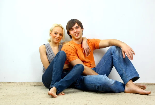 Amor jovem casal sorridente no novo apartamento — Fotografia de Stock
