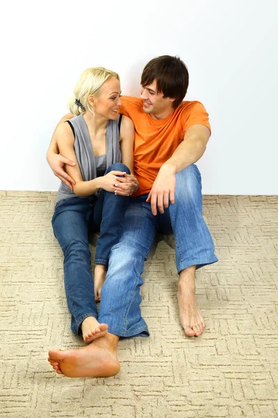 Giovane amore sorridente coppia nel nuovo appartamento — Foto Stock