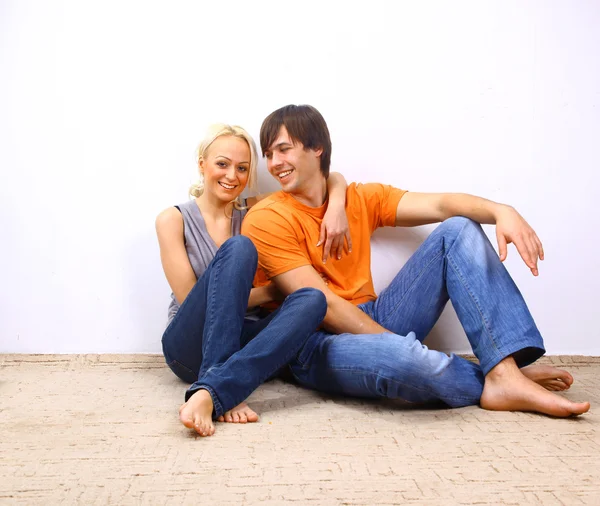 Amor jovem casal sorridente no novo apartamento — Fotografia de Stock
