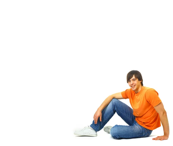 Retrato de un joven casual satisfecho sentado relajado. Aislado en whi — Foto de Stock