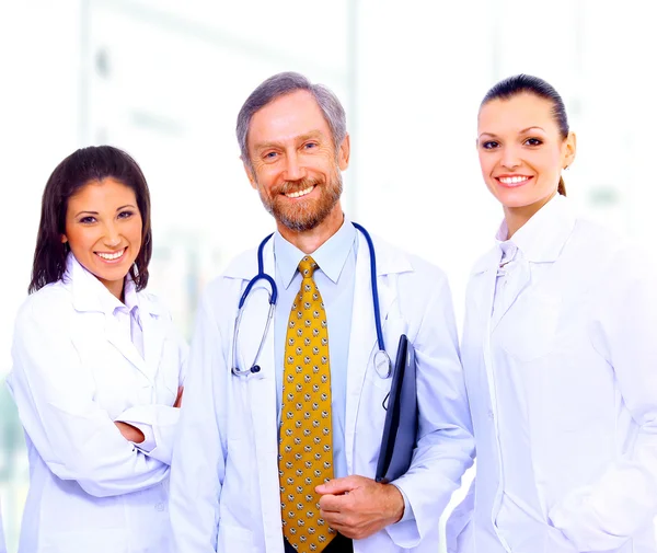 Портрет группы улыбающихся коллег из больницы, стоящих вместе — стоковое фото