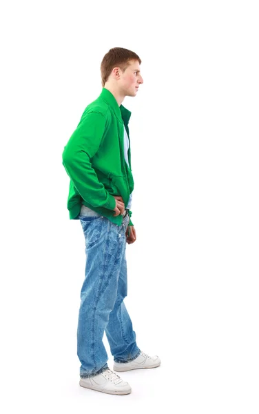 Молодий чоловік стоїть руками в кишенях — стокове фото