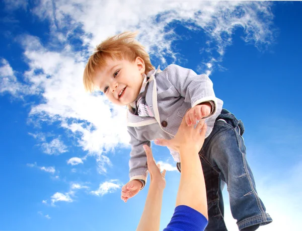 Gökyüzü arka plan üzerinde uçan çocuk — Stok fotoğraf