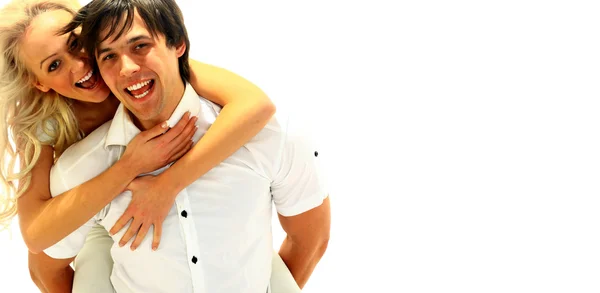 Jovem feliz desfrutando de um passeio de piggyback em namorados de volta contra whi — Fotografia de Stock