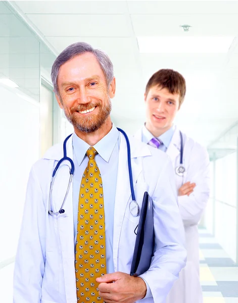 Schöne junge Ärztin mit Stethoskop — Stockfoto