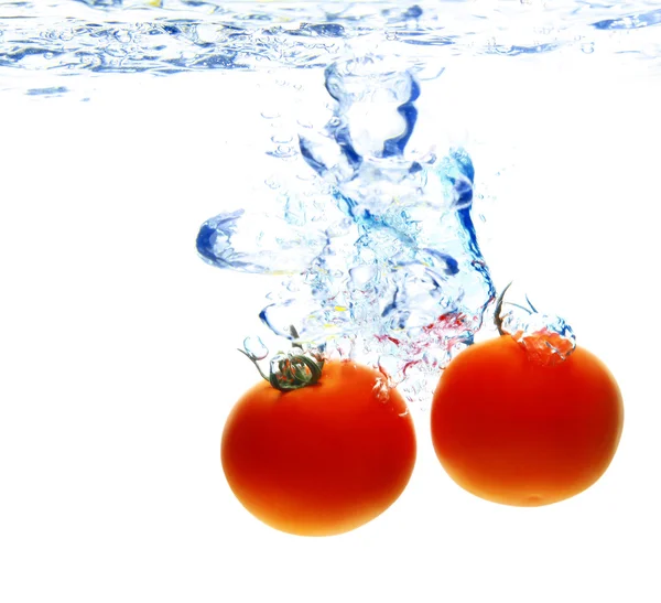 Pomidor spadek plusk wody z bańki — Zdjęcie stockowe