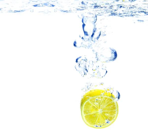 Uno sfondo di bolle che si formano in acqua blu dopo che il limone è caduto — Foto Stock