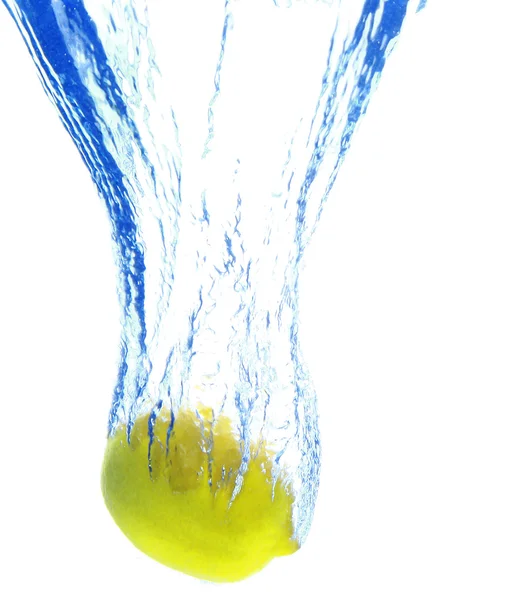 Un fondo de burbujas que se forman en agua azul después de que se deja caer el limón —  Fotos de Stock