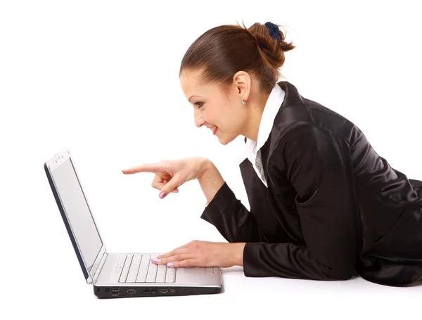 Jonge vrouw is op de vloer liggen en werken op een laptop — Stockfoto