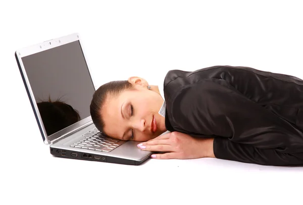 Junge Frau liegt auf dem Boden und arbeitet an einem Laptop — Stockfoto