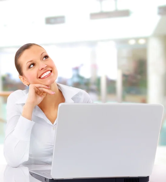Ung affärskvinna på en laptop - isolerad på vit — Stockfoto
