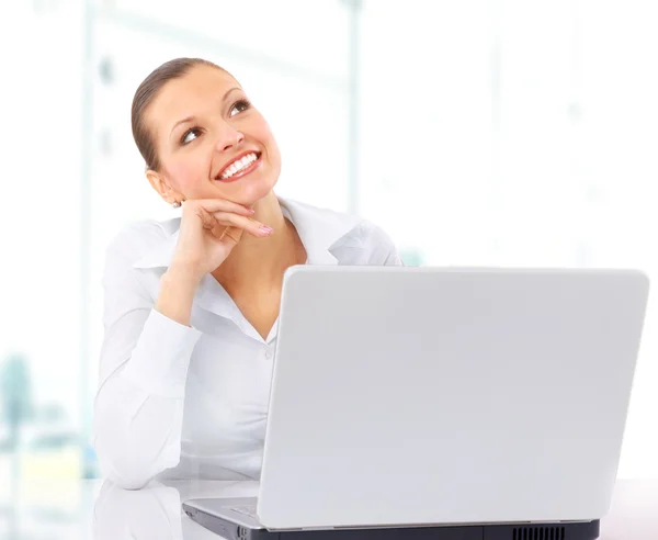 Kobieta młody biznes na laptopa - na białym tle — Zdjęcie stockowe