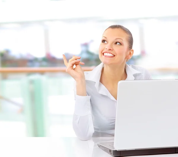 Giovane donna d'affari su un computer portatile isolato su bianco — Foto Stock