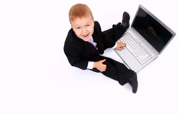 Маленький ребенок и ноутбук изолированы на белом фоне — стоковое фото