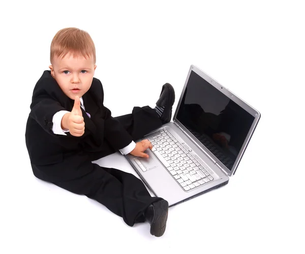 Маленький ребенок и ноутбук изолированы на белом фоне — стоковое фото