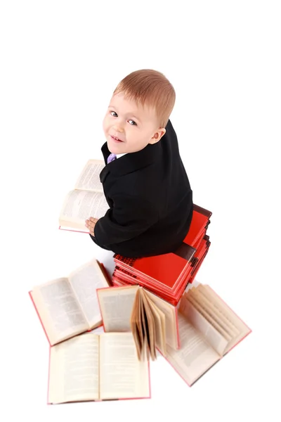 Glücklicher kleiner Junge mit Büchern — Stockfoto