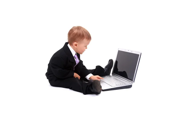 Kleine kind en laptop geïsoleerd op witte achtergrond — Stockfoto