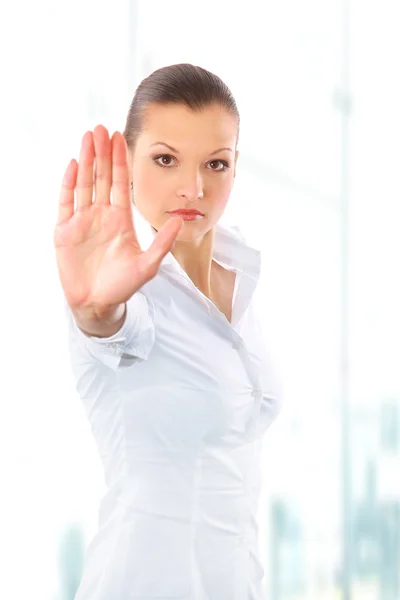 Wut Frau signalisiert Stoppschild, isoliert auf weißem Hintergrund — Stockfoto